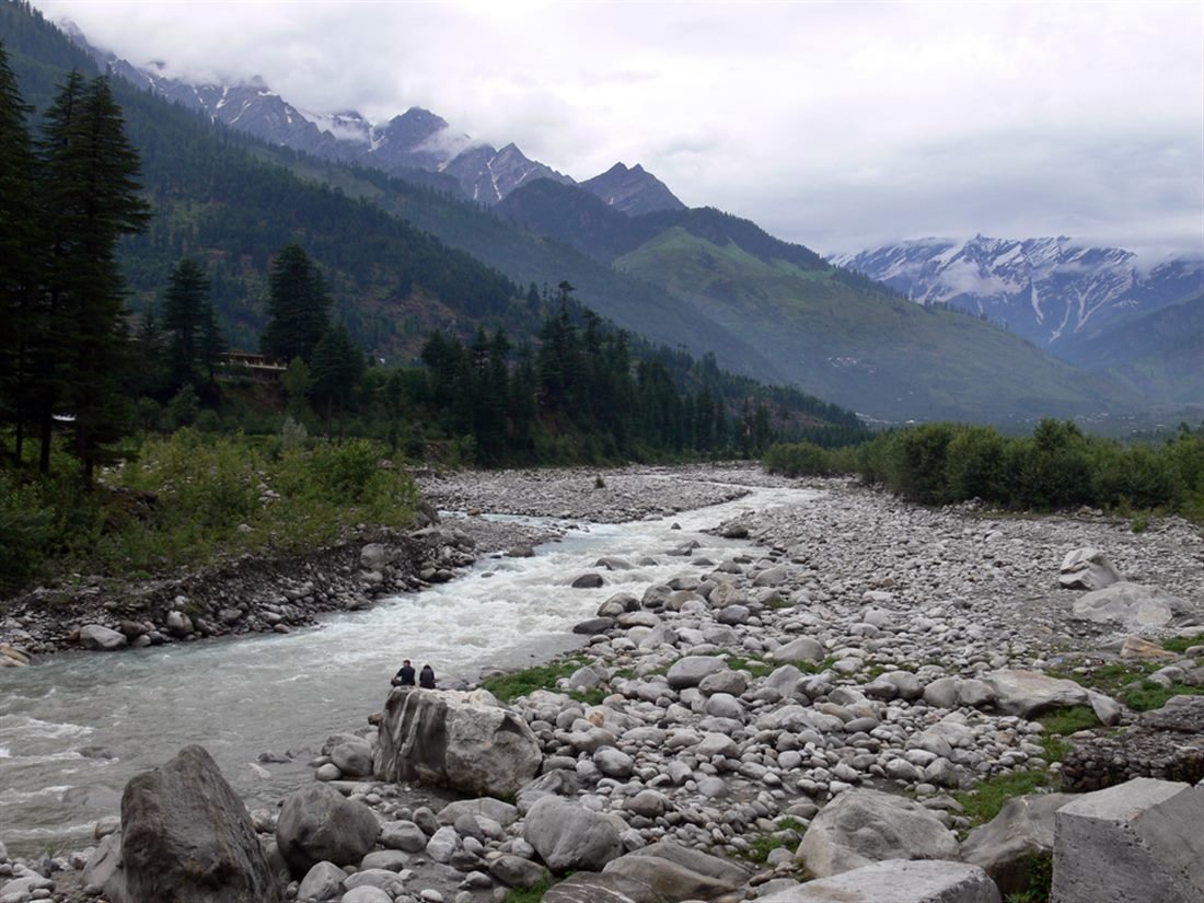 River Beas flowing through the Manali valley