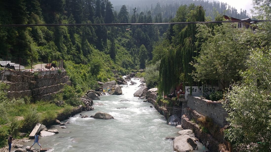 Café by the stream in Old Manali